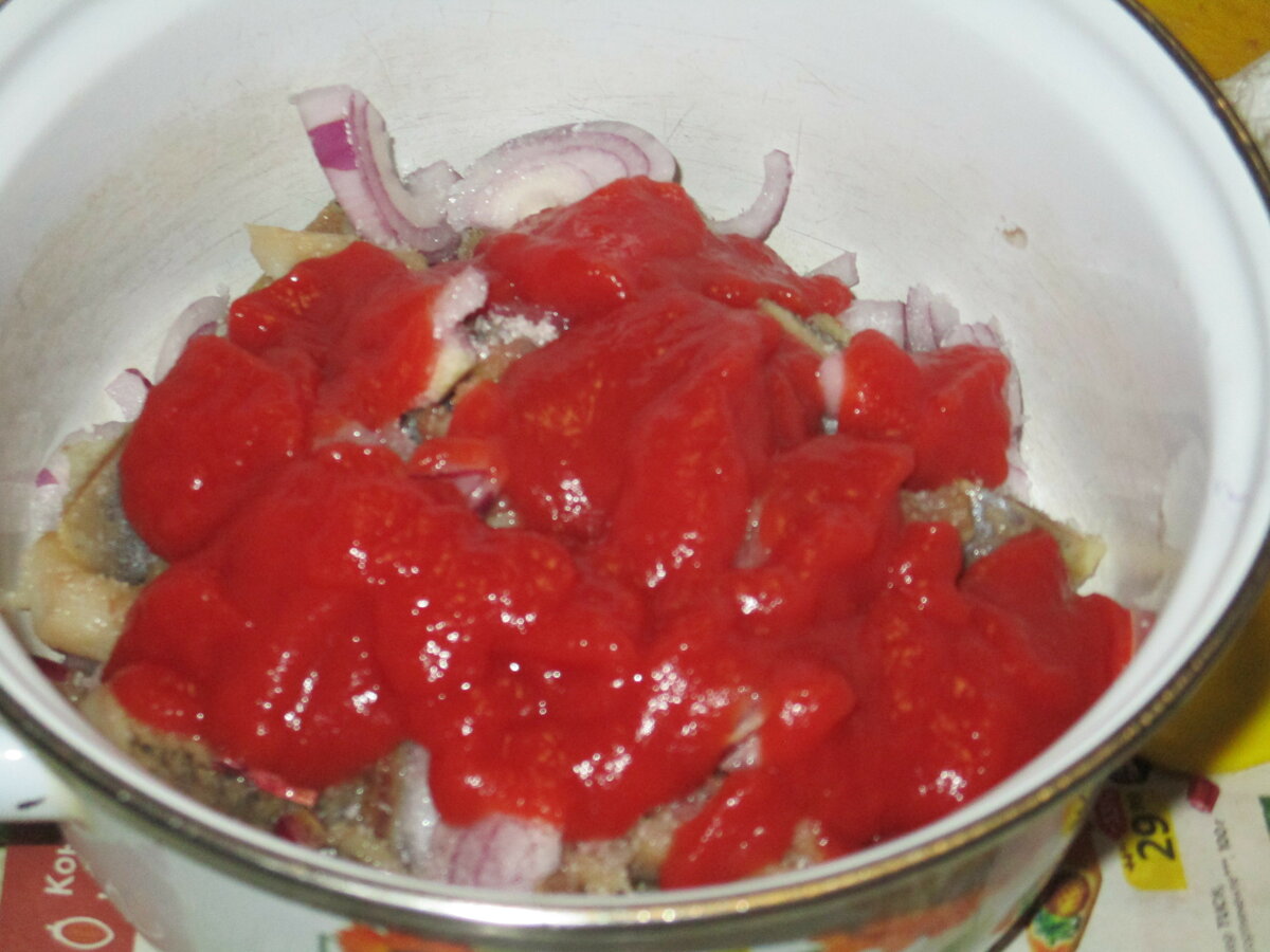     Добавляем томатную пасту
