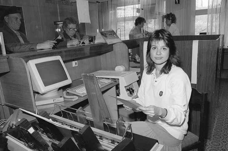 Сотрудница Сберегательного банка СССР