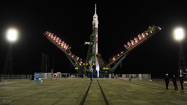 Ракета-носитель Союз-ФГ с пилотируемым кораблем Союз МС-12 на стартовом столе первой Гагаринской стартовой площадки космодрома Байконур. 14 марта 2019 Ракета-носитель Союз-ФГ с пилотируемым кораблем Союз МС-12 на стартовом столе первой Гагаринской стартовой площадки космодрома Байконур. 14 марта 2019