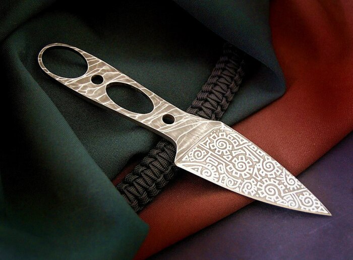 Главная особенность - наличие прорезей. /Фото: ruknife.com. Главная особенность - наличие прорезей. /Фото: ruknife.com.