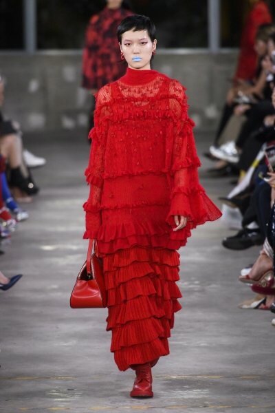 Миллион алых роз — чем нас покорила новая коллекция Valentino Pre-Fall-2019 Миллион алых роз — чем нас покорила новая коллекция Valentino Pre-Fall-2019