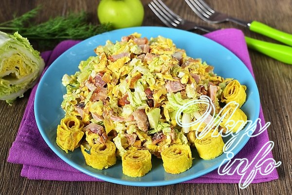 Салат из курицы, пекинской капусты и омлета