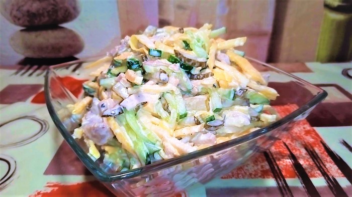 Салат с мясом и яичными блинчиками. Салат, Салат с курицей, Видео рецепт, Еда, Рецепт, Кулинария, Видео