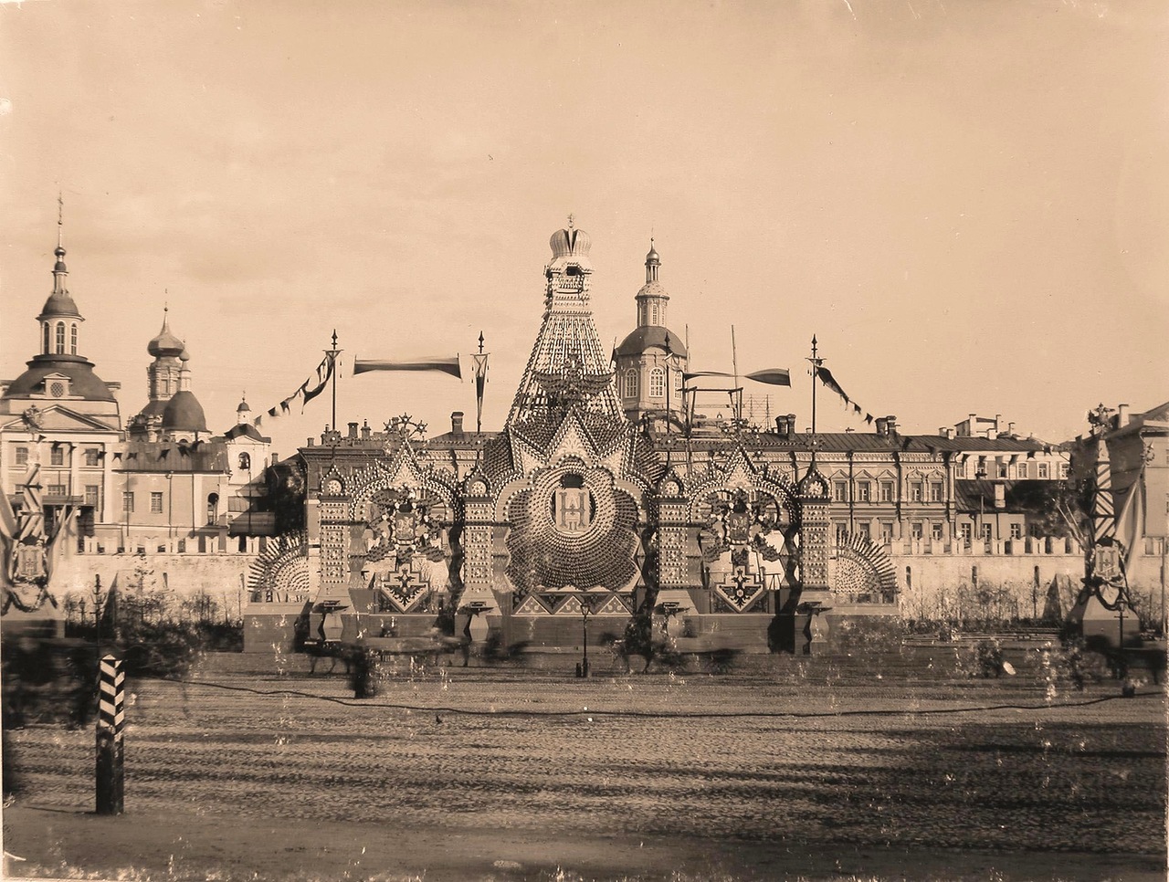 Вид празднично оформленного флагами и иллюминацией к торжествам коронации щита,установленного (под руководством архитектора П.С.Бойцова) на Театральной площади напротив Большого театра Вид празднично оформленного флагами и иллюминацией к торжествам коронации щита,установленного (под руководством архитектора П.С.Бойцова) на Театральной площади напротив Большого театра