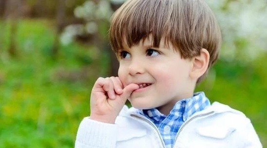 Ребенок грызет ногти: как отучить его это делать? Способы