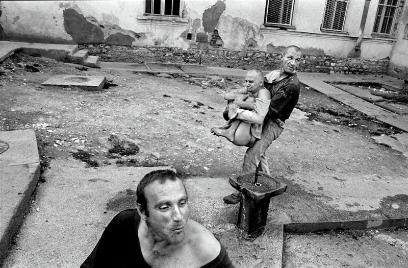 Сумасшедшие дома в Сербии повергли фотографа в шок Сумасшедшие дома в Сербии повергли фотографа в шок