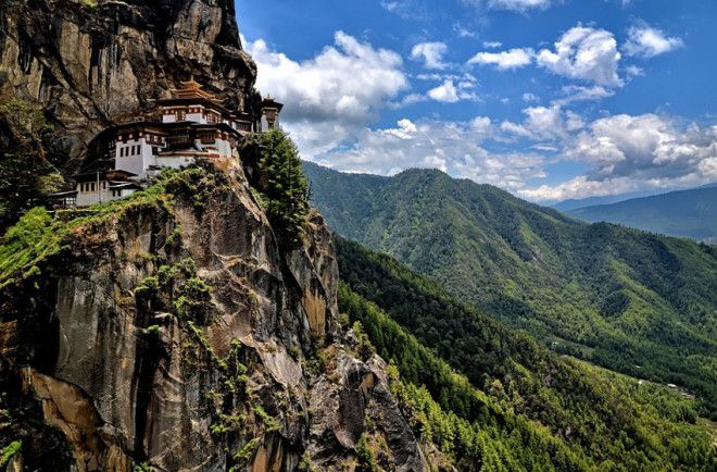  Такцанглакханг Бутан Монастырь расположен на скале высотой 3120 м на высоте 700 метрах над уровнем долины Паро Сооружение было построено в 1692 году при правителе Гьялце Тензин Рабджи Монастырь возвели вокруг пещеры Такцанг Сенге Самдуп в которой медитировали еще с 67 века Строения комплекса включают четыре главных храма и жилые здания Все они соединены лестницами вырубленными в скале В 1998 году в монастыре был крупный пожар К 2005 году храм полностью был восстановлен
