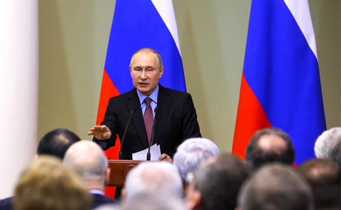 На фото: президент РФ Владимир Путин на встрече с членами Совета законодателей РФ в Таврическом дворце в Санкт-Петербурге