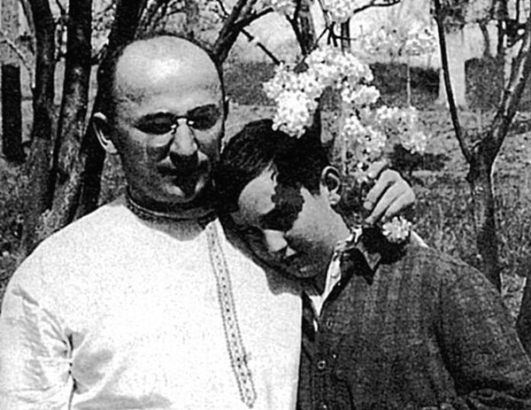 Лаврентий Берия с сыном Серго, 1930-е годы. Автор: неизвестен - http://www.e-reading.link/bookreader.php/89828/Prudnikova_-_Beriya,_posledniii_rycar'_Stalina.html, Общественное достояние, https://commons.wikimedia.org/w/index.php?curid=37853712