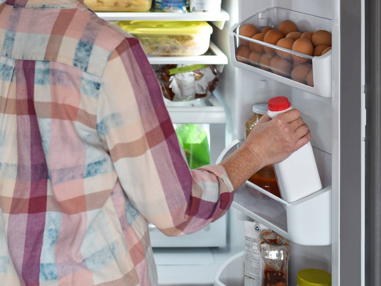Хранение некоторых продуктов на дверце холодильника оказалось опасно для здоровья