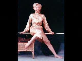 Marilyn Monroe sings Diamonds are a Girls Best Friend Marilyn Monroe sings Diamonds are a Girls Best Friend