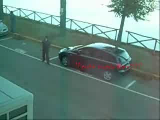 La follia di un uomo per la sua auto La follia di un uomo per la sua auto