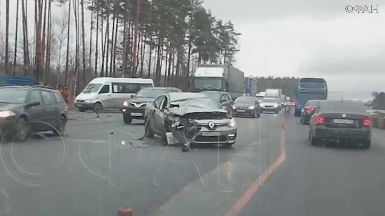 Большегруз и иномарка столкнулись на трассе М-7 во Владимирской области: опубликовано видео