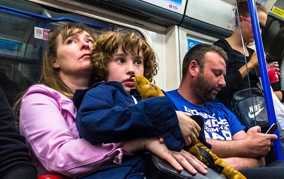 А вашим детям уступают место в метро?