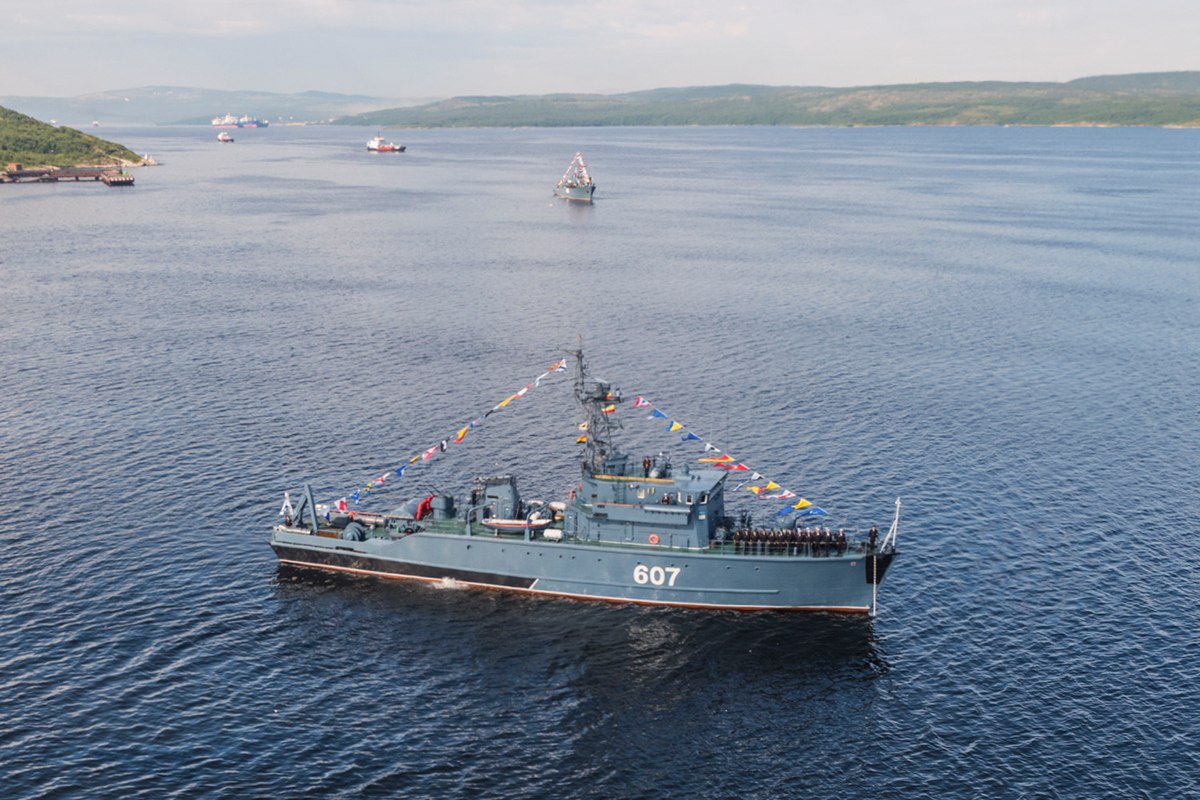 Репетиция парада кораблей Краснознаменного Северного флота ВМФ России на Североморском рейде Репетиция парада кораблей Краснознаменного Северного флота ВМФ России на Североморском рейде