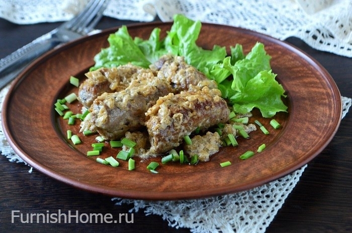 Свиные рулетики в сметанно-луковом соусе