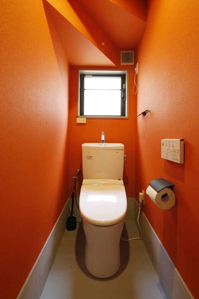Даже небольшая туалетная комната должна быть уютной и функциональной