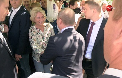 Туристка на Арбате поцеловала Путина в щеку. Видео Туристка на Арбате поцеловала Путина в щеку. Видео