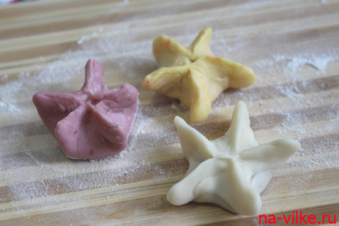 Разноцветные сырые пельмени