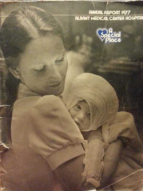В 1977 году она спасла ребёнка с сильными ожогами. 38 лет спустя она видит на Facebook знакомую фотографию и замирает от шока В 1977 году она спасла ребёнка с сильными ожогами. 38 лет спустя она видит на Facebook знакомую фотографию и замирает от шока