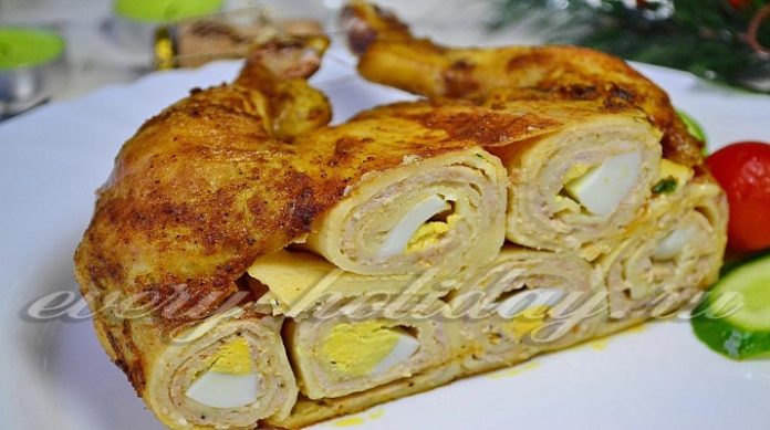 Курица, фаршированная блинами, свининой и яйцами