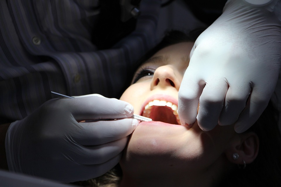 Чиновница лишилась работы после оплаты лечения зубов матери из бюджета