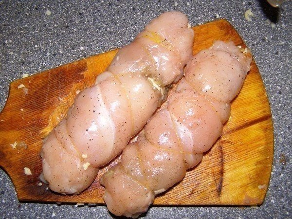 Сочные рулетики с грибами и сыром в сметанном соусе Сочные рулетики с грибами и сыром в сметанном соусе