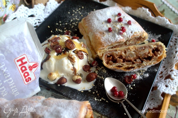 Угощаемся! Слойки с яблоками и пломбиром
