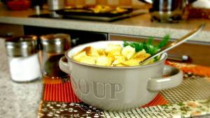 Фото к рецепту: Суп-пюре из цветной капусты с сухариками Фото к рецепту: Суп-пюре из цветной капусты с сухариками