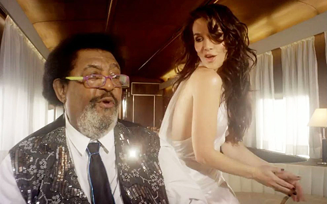 Кадр из клипа Corazón Valiente