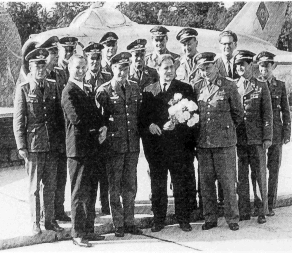 Михаил Девятаев с сослуживцами перед мемориалом в Карлсхагене, 1972.