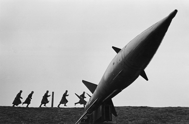 64 ГЕНИАЛЬНЫХ ФОТОГРАФИИ СОВЕТСКОЙ ЭПОХИ «Тревога на позиции 3УР». 1970 год. Фото: Василий Куняев