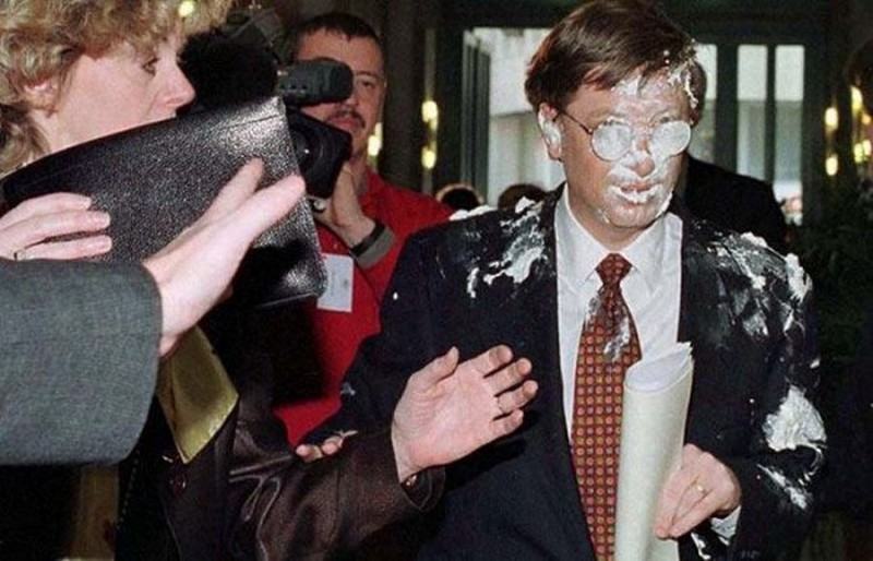 Билл Гейтс после броска в него тортом, 4 февраля 1998 года, Брюссель история, картинки, фото