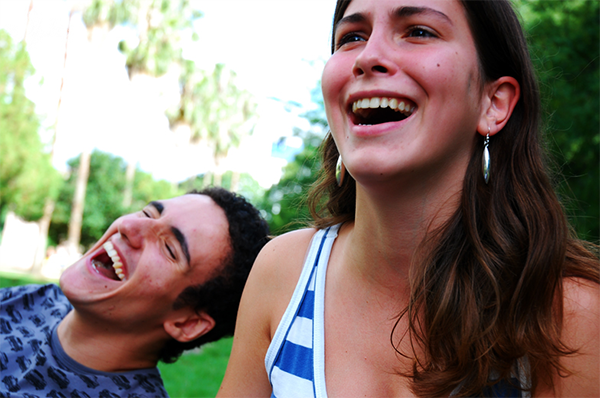 Смех стимулирует синтез эндорфина — гормона, вызывающего чувство эйфории.