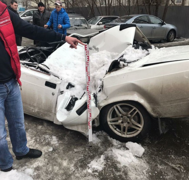 Кусок льда раздавил Жигули Кусок льда раздавил Жигули