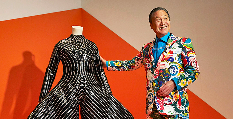 Умер японский дизайнер, создававший наряды для Дэвида Боуи и Элтона Джона