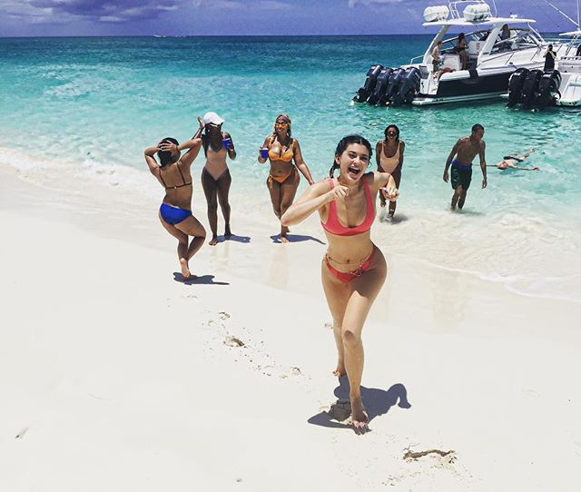 Белфи лета: Кайли Дженнер с подружками на Багамах