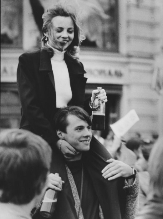 Молодые люди отмечают 850-летие Москвы. Россия, 1997 год. Молодые люди отмечают 850-летие Москвы. Россия, 1997 год.