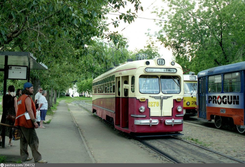 10 атмосферных фото Москвы 2000 года, когда мир был совсем другим
