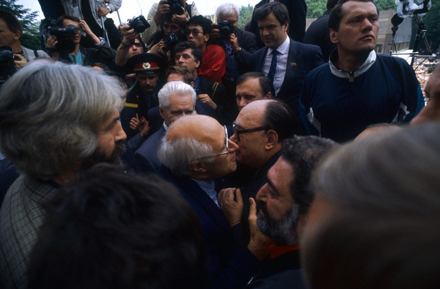 Mstislav Rostropovich and Alexander Yakovlev Фальшивое завещание Плеханова: какой «прорабы перестройки» видели Россию