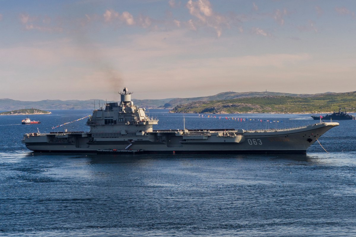 Репетиция парада кораблей Краснознаменного Северного флота ВМФ России на Североморском рейде Репетиция парада кораблей Краснознаменного Северного флота ВМФ России на Североморском рейде