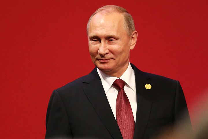 Полиция задержала жительницу Перу, которая собиралась подарить Путину свитер