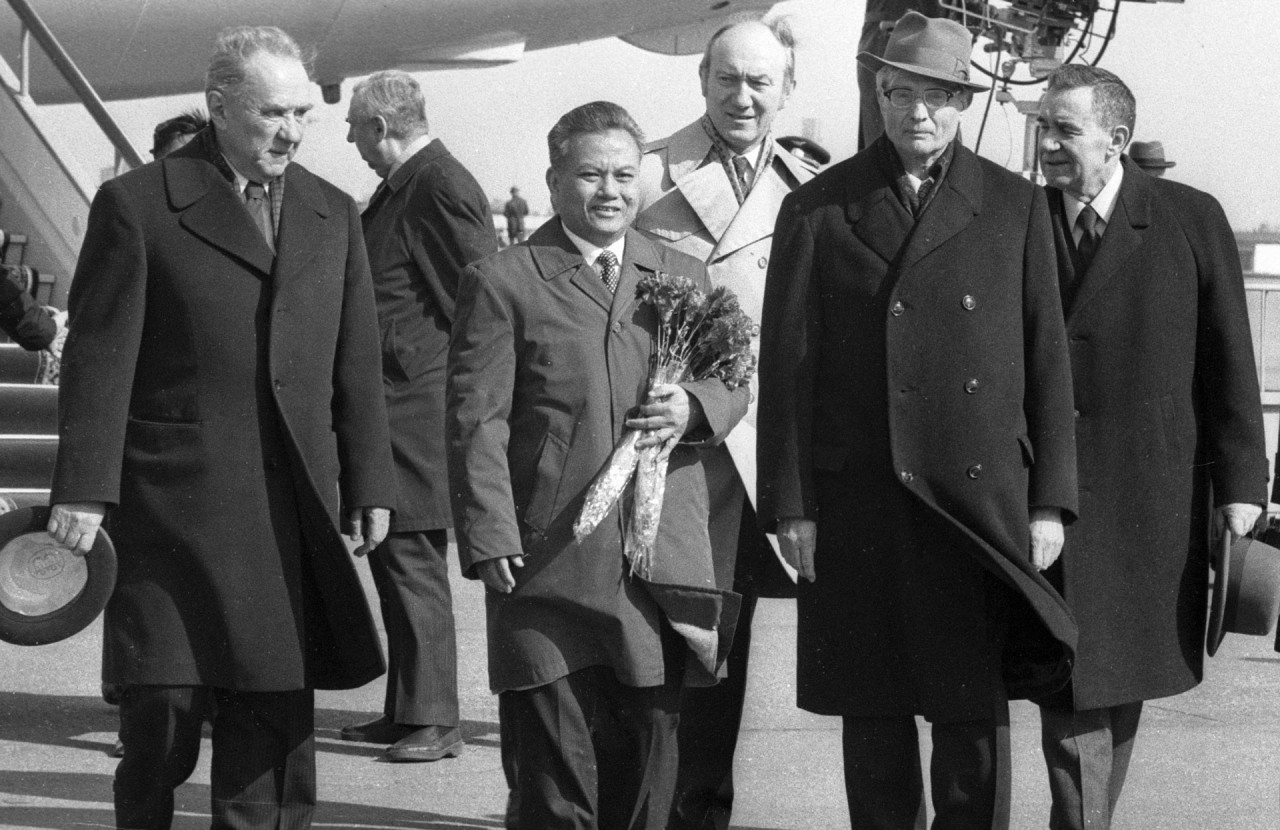 Председатель Совета Министров СССР Алексей Косыгин (слева), секретарь ЦК КПСС Михаил Суслов (третий справа) и министр иностранных дел СССР Андрей Громыко (второй справа на втором плане) встречают на Внуковском аэродроме генерального секретаря ЦК Народно-революционной партии Лаоса Кейсона Фомвихана (второй слева). Фото: © РИА Новости/Рунов