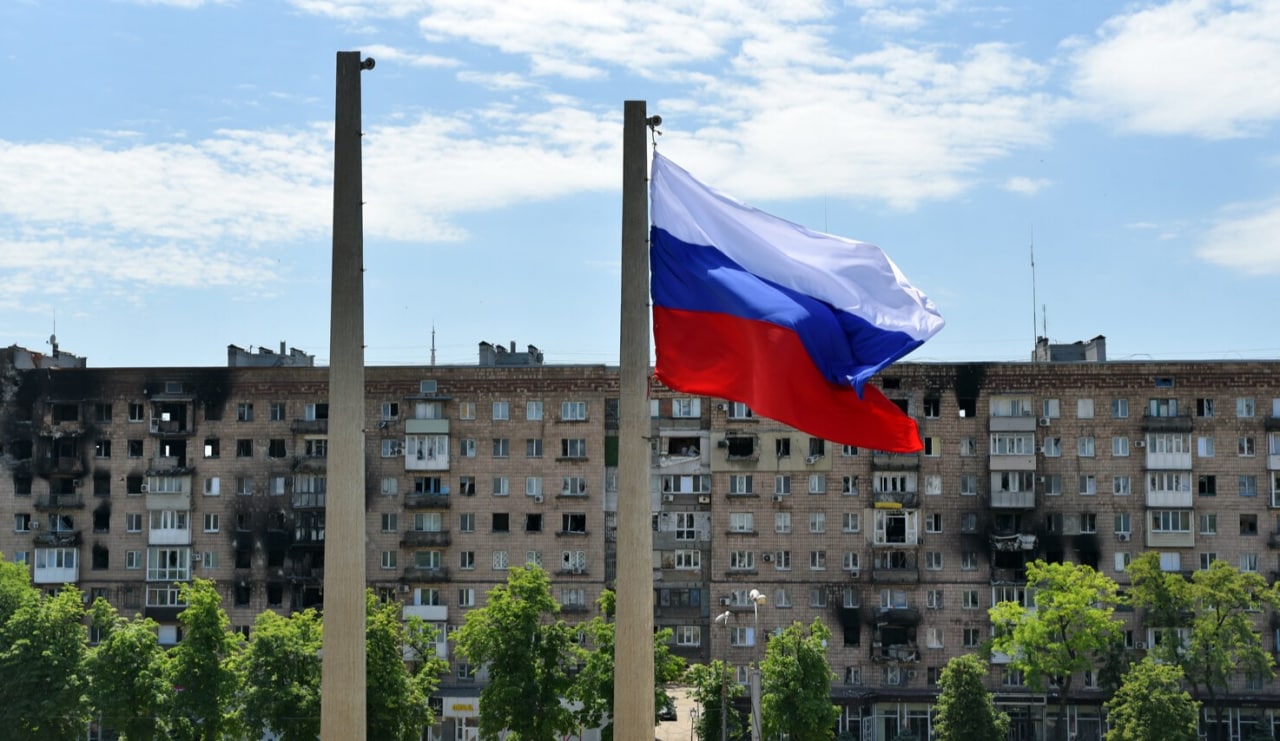 Площадь в Мариуполе флаг России