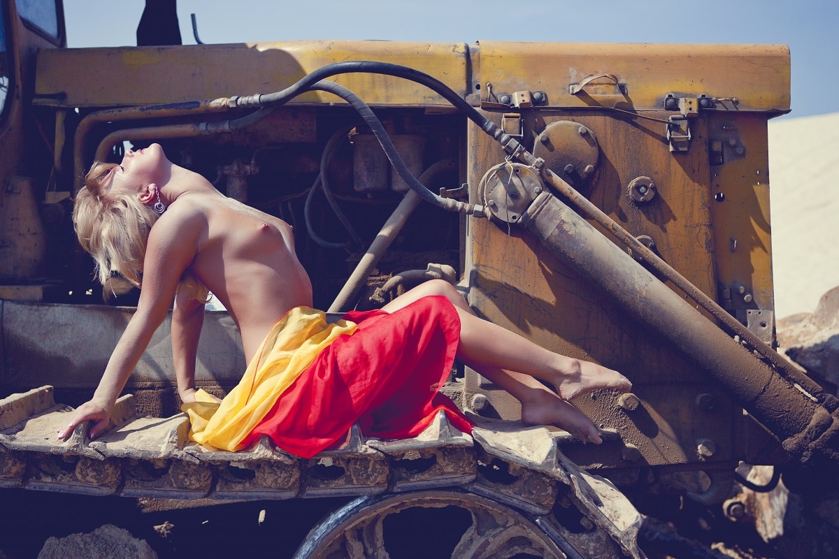 Красотки рядом с автомобилем и вместе с мотоциклом