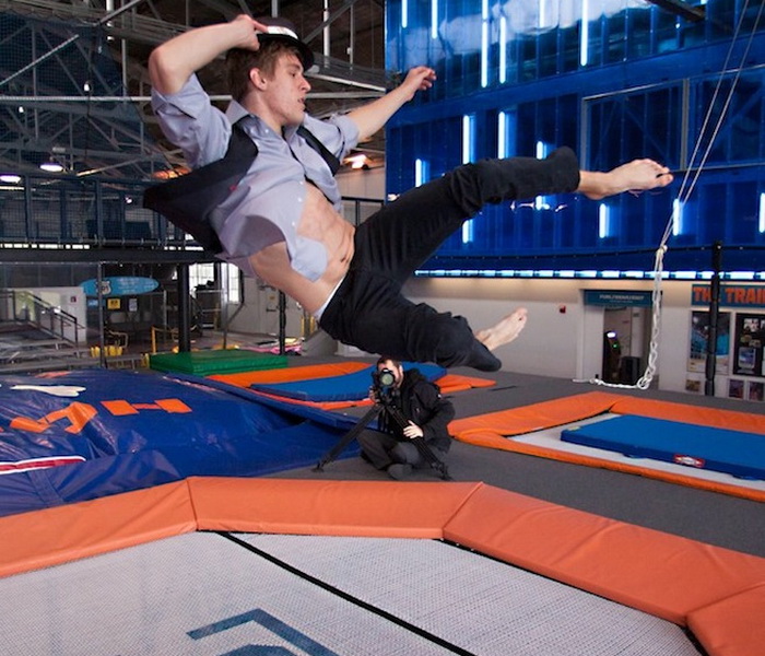 Для создания картин Мишель Джадер наблюдала за прыжками моделей на батуте