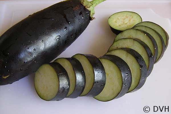 Баклажаны, запеченные с помидорами и грибами