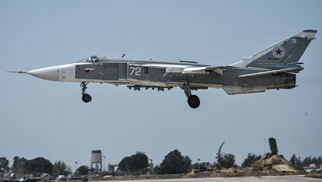 Российский фронтовой бомбардировщик Су-24 готовится к вылету с авиабазы Хмеймим. Архивное фото Российский фронтовой бомбардировщик Су-24 готовится к вылету с авиабазы Хмеймим. Архивное фото