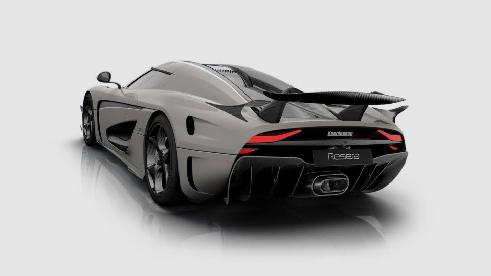 Свою версию супергибрида Regera показал один из топ-менеджеров марки. Фото 1