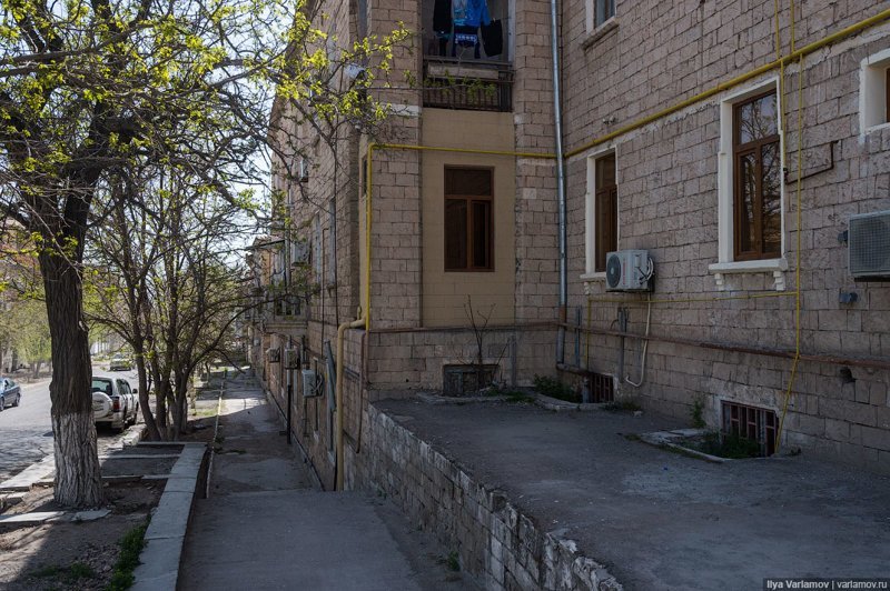Туркменистан не бедная страна и строится очень давно. Миллионы долларов тут спускают на безумные проекты, на золотые статуи и прославление своего царя. Туркменам гораздо важнее, чтобы у них была самая большая золотая статуя, чем самые удобные дворы. Туркменистан не бедная страна и строится очень давно. Миллионы долларов тут спускают на безумные проекты, на золотые статуи и прославление своего царя. Туркменам гораздо важнее, чтобы у них была самая большая золотая статуя, чем самые удобные дворы. Ашхабад, пыль в глаза, туркменистан